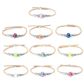 Handgefertigtes Armband mit Naturkorkfaden und bunten Porzellanperlen.