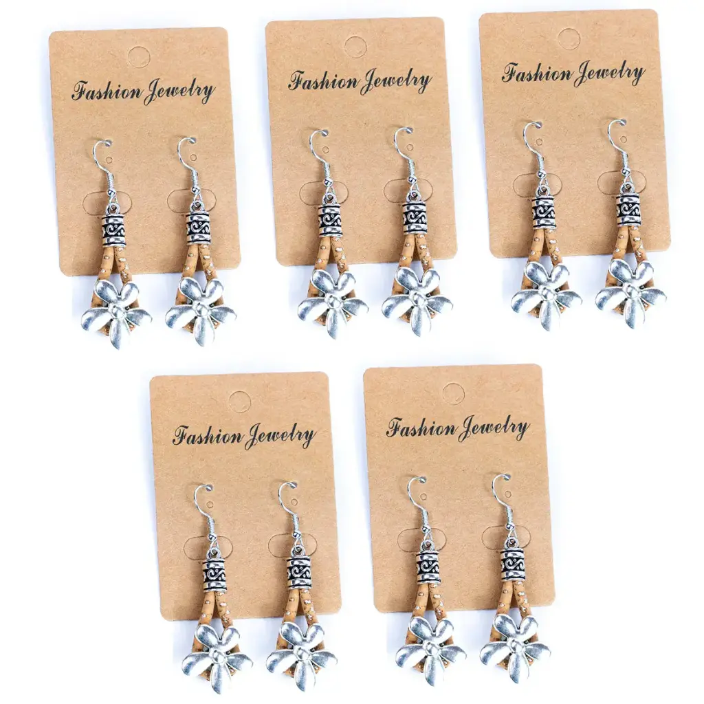 Handgefertigte Ohrringe aus Naturkork mit Blumenanhängern 