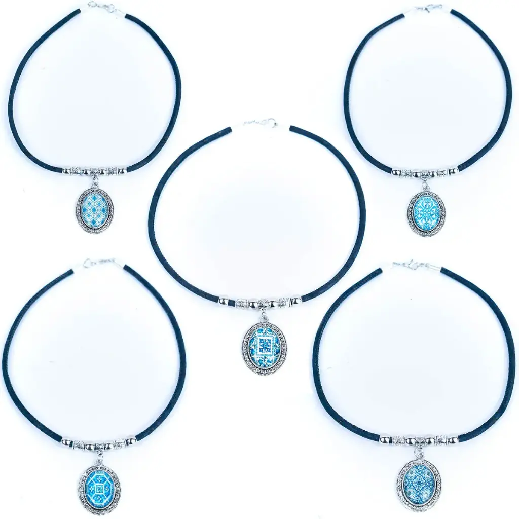 Collier artisanal pour femme en liège bleu foncé avec pendentif carreau portugais